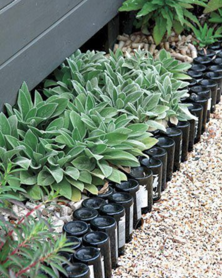 muro contencion jardin con botellas de vino